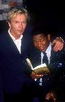 Steve Mokone ( De zwarte parel ) die speelde voor het almelose Heracles samen met de auteur van het boek tom Egbers