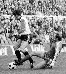 Rotterdam, 27 januari 1979 Feyenoord-PSV
Tom smits in duel met Gerard v d Lem