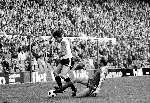 Rotterdam, 27 januari 1979 Feyenoord-PSV
Tom smits in duel met Gerard v d Lem