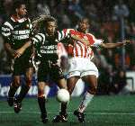 PSV-Feyenoord, eindstand 7-2
Henrik Larsson in duel met Vampeta