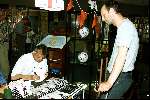 Helmond, 1 juni 2002
Willy v d Kuylen signeert zijn boek naast hem auteur
Jan Winkelmolen
