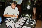 Helmond, 1 juni 2002
Willy v d Kuylen signeert zijn boek naast hem auteur
Jan Winkelmolen