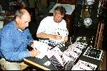 Helmond, 1 juni 2002
Willy v d Kuylen signeert zijn boek naast hem auteur
Jan Winkelmolen