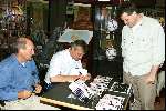 Helmond, 1 juni 2002
Willy v d Kuylen signeert zijn boek naast hem auteur
Jan Winkelmolen