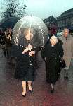 Amsterdam 1 Februari 1995
Prinses Juliana met haar dochter Koningin Beatrix op weg naar de bul-uitreiking van kleinzooon Prins Constatijn