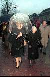 Amsterdam 1 Februari 1995
Prinses Juliana met haar dochter Koningin Beatrix op weg naar de bul-uitreiking van kleinzooon Prins Constatijn