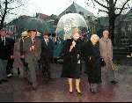 Amsterdam 1 Februari 1995
Prinses Juliana met haar dochter Koningin Beatrix op weg naar de bul-uitreiking van kleinzooon Prins Constatijn.
Prins Claus en Prins Willem Alexander