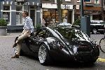 Amsterdam 2 september 2005
Jort Kelder met sportwagen Wiesmann GT op cornelis schuytstraat.
Hiervan bestaat er slechts 1 exemplaar in Nederland