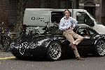 Amsterdam 2 september 2005
Jort Kelder met sportwagen Wiesmann GT op cornelis schuytstraat.
Hiervan bestaat er slechts 1 exemplaar in Nederland