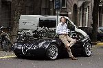 Amsterdam 2 september 2005
Jort Kelder met sportwagen Wiesmann GT op cornelis schuytstraat.
Hiervan bestaat er slechts 1 exemplaar in Nederland