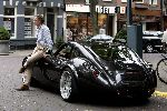 Amsterdam 2 september 2005
Jort Kelder met sportwagen Wiesmann GT op cornelis schuytstraat.
Hiervan bestaat er slechts 1 exemplaar in Nederland