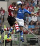 Eindhoven, 17 September 2006
Kompetitiewedstrijd PSV-Feyenoord, eindstand 2-1
Alex PSV in een luchtduel met Nick Hofs