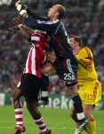 Eindhoven,12 September 2006
Champions League wedstrijd PSV-FC Liverpool
Arouna Kone in de tang met aanvoerder Jamie Carragher en doelman Pepe Reina
© Foto Peter Smulders BV