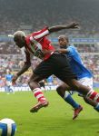 Eindhoven, 17 September 2006
Kompetitiewedstrijd PSV-Feyenoord, eindstand 2-1
Arouna Kone in duel met Dwight Tiendalli