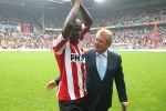 Eindhoven, 17 September 2006
Kompetitiewedstrijd PSV-Feyenoord, eindstand 2-1
Arouna Kone wordt gefeliciteer door tonny Bruins Slot