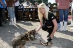 Sliedrecht 20 september 2006
Eerste paal gaat de grond in bij LEEF.
Bridget Maasland met haar hond