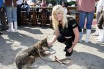 Sliedrecht 20 september 2006
Eerste paal gaat de grond in bij LEEF.
Bridget Maasland met haar hond voor het goede doel Dutchypuppy