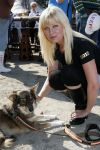 Sliedrecht 20 september 2006
Eerste paal gaat de grond in bij LEEF.
Bridget Maasland met haar hond voor het goede doel Dutchypuppy