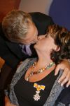 Hilversum 4 september 2006
Catherine Keyl krijgt koninklijke onderscheiding Ridder ...met vriend Maurits kussend