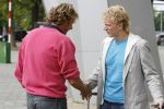 Eindhoven, 4 September 2006
Philips Stadion, bijeenkomst eerste training Nederlands elftal voor de wedstrijd tegen Wit Rusland.
Hans Kraaij Jr. die op dit moment moeilijke tijden door maakt met zijn vriendin hier in gesprek met Dirk Kuyt