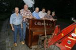 Laren 6 september 2006
Willibrord Frequin wordt verrast door zijn vrienden op zijn 65e verjaardag. Zijn vrienden uit Moeke Spijstra zetten een piano voor zijn deur. In het midden Guido Maas