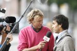 Eindhoven, 4 September 2006
Philips Stadion, bijeenkomst eerste training Nederlands elftal voor de wedstrijd tegen Wit Rusland.
Hans Kraaij Jr. die op dit moment moeilijke tijden door maakt met zijn vriendin hier in gesprek met Giovanni v Bronckhorst