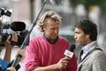 Eindhoven, 4 September 2006
Philips Stadion, bijeenkomst eerste training Nederlands elftal voor de wedstrijd tegen Wit Rusland.
Hans Kraaij Jr. die op dit moment moeilijke tijden door maakt met zijn vriendin hier in gesprek met Giovanni v Bronckhorst