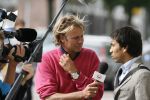 Eindhoven, 4 September 2006
Philips Stadion, bijeenkomst eerste training Nederlands elftal voor de wedstrijd tegen Wit Rusland.
Hans Kraaij Jr. die op dit moment moeilijke tijden door maakt met zijn vriendin hier in gesprek met Giovanni v Bronckhorst