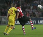 Eindhoven, 12 September 2006 Eerste wedstrijd ChampionsLeague Seizoen 2006/2007 eindstand 0-0
Jefferson Farfan wordt in de rug geduwd door Boudewijn Zenden