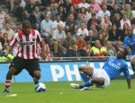 Eindhoven, 17 September 2006
Kompetitiewedstrijd PSV-Feyenoord, eindstand 2-1
Jefferson Farfan in duel met Serginho Green en Dwight Tiendalli van Feyenoord
© Foto Ronald Otter