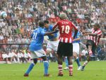 Eindhoven, 17 September 2006
Kompetitiewedstrijd PSV-Feyenoord, eindstand 2-1
Jefferson Farfan probeert tot scoren te komen
© Foto Ronald Otter
