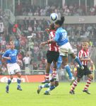 Eindhoven, 17 September 2006
Kompetitiewedstrijd PSV-Feyenoord, eindstand 2-1
Jefferson Farfan en Arouna Kone in een kopduel met Serginho Green 
© Foto Ronald Otter
