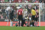 Eindhoven, 17 September 2006
Kompetitiewedstrijd PSV-Feyenoord, eindstand 2-1
Jefferson Farfan valt geblesseerd uit.
Verder op de foto Cees Rein v d Hoogenband en Mart v d Heuvel