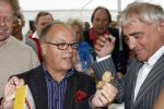 Hilversum 29 augustus 2006
Presentatie kookboek Rick Felderhof.
Rick Felderhof met witte truffel en Joop Braakhekke