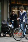 Amsterdam 30 augustus 2006
Jop de Vries  met zijn vriendin achet de kinderwagen.