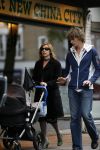 Amsterdam 30 augustus 2006
Jop de Vries  met zijn vriendin achet de kinderwagen.