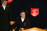 Baarn 23 april 2003
koningin beatrix op bezoek bij bejaarden met Majoor Bosshardt
bejaardenverzorgster