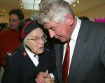 Amstelveen 28 mei 2002
Opening expositie Rita Kok.
Wim Kok en Majoor Bosshardt