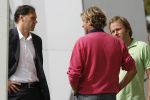 Eindhoven, 4 September 2006
Philips Stadion, bijeenkomst eerste training Nederlands elftal voor de wedstrijd tegen Wit Rusland.
Hans Kraaij Jr. die op dit moment moeilijke tijden door maakt met zijn vriendin hier in gesprek met Marco v Basten en Rob Witschge