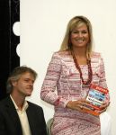 Den Haag 18 mei 2006
Maxima ontvangt boek  30 plannen voor een beter  Nederland .
