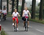 Den Bosch 17 september 2006
Fietsen voor Pink Ribbon met Leontien Zijlaard v Moorsel.
Anouk Smulders en Nada v Nie