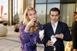 Noordwijk 26 augustus 2006
Presentatie blad JFK in huis ter Duin.
Nicolette v Dam met vriend eet frietje