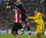 Eindhoven,12 September 2006
Champions League wedstrijd PSV-FC Liverpool
Arouna Kone komt net te laat doelman Pepe Reina redt aanvoerder Jamie Carragher