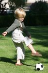 Apeldoorn, 9 September 2006
Fotosessie bij Kasteel 't Loo 
Prins Lucas voetballend met zijn papa