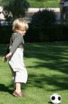 Apeldoorn, 9 September 2006
Fotosessie bij Kasteel 't Loo 
Prins Lucas voetballend met zijn papa