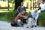 Apeldoorn, 9 September 2006
Fotosessie bij Kasteel 't Loo 
Prinses Lucas in gesprek met de man van de RVD en enkele fotografen
o.a. Marcel Antonisse van het ANP