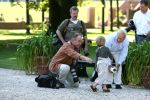 Apeldoorn, 9 September 2006
Fotosessie bij Kasteel 't Loo 
Prinses Lucas in gesprek met de man van de RVD en enkele fotografen
o.a. Marcel Antonisse van het ANP