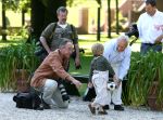 Apeldoorn, 9 September 2006
Fotosessie bij Kasteel 't Loo 
Prinses Lucas in gesprek met de man van de RVD en enkele fotografen
o.a. Marcel Antonisse van het ANP