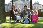 Apeldoorn, 9 September 2006
Fotosessie bij Kasteel 't Loo met Prins Maurits en Prinses Marilene met hun kinderen Prinses Anna, Prins Lucas en Prinses Felicia.