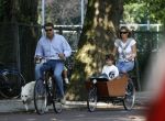 Amsterdam 26 augustus 2006
Reinout Oerlemans en Danielle Overgaag op de fiets met Thijmen Fiene Benjamin en hun hond.